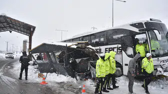 Bitlis'te feci kaza! Kar nedeniyle kayan otobüs 4 polisi yaraladı