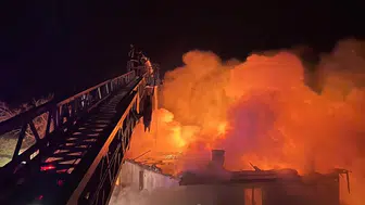 Sarayköy'de alevler geceyi aydınlattı! İş yeri küle döndü