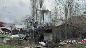 Yaşlı adam dışarıdayken gecekondusu alevlere teslim oldu