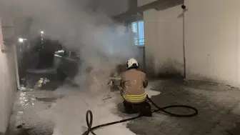 Park halindeki otomobil bir anda alev aldı! Geriye hurda kaldı
