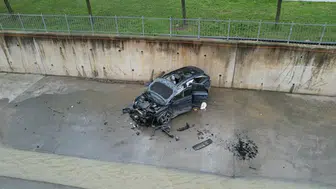 Kaza anı kamerada: Otomobil takla atıp dereye düştü