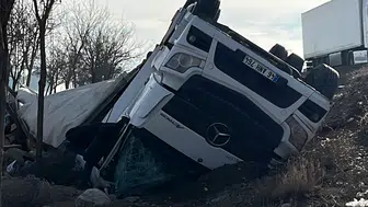 Konya'da feci kaza! Şarampole devrilen araçtan yaralılar çıkarıldı