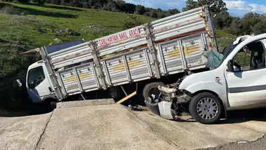 Ayvacık yolunda can pazarı! Ticari araç kamyonete çarptı