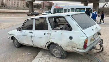 Minibüs ile Otomobil Çarpıştı! Yaralılar Var