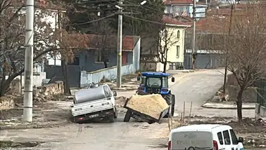 Toprak altında kalan araçlar: Seyitgazi’de yol çöktü