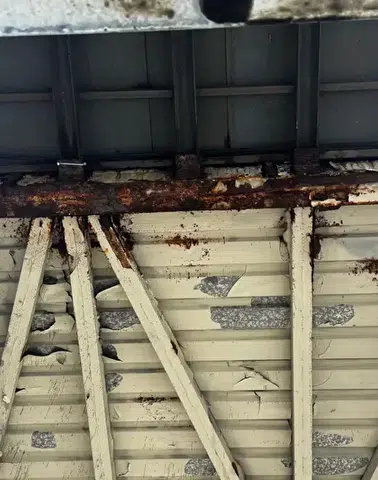 Korku Dolu Anlar: Köprüden Kopan Parçalar Arabayı Hurdaya Çevirdi