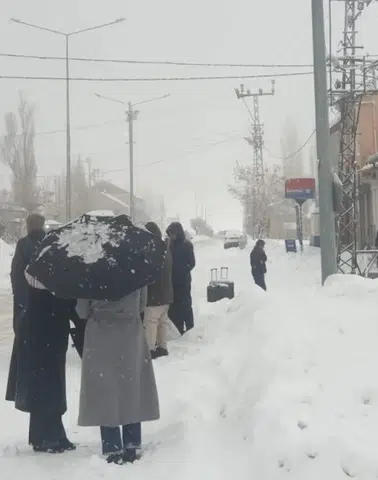 90 yerleşim yerinin yolu kardan kapandı