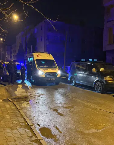 Gençlerin Bıçaklı Kavgası: 17 Yaşındaki Çocuk Yaralandı