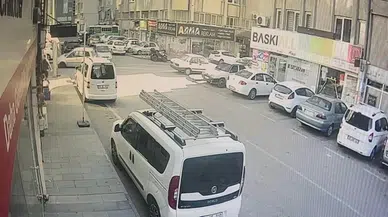 Levhayı Devirdi, Kazayı Atlatıldı: Güvenlik Kameraları Kaydetti