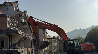 Ordu'da Zemin Kayması: Eğilen 5 Katlı Bina Yıkılıyor