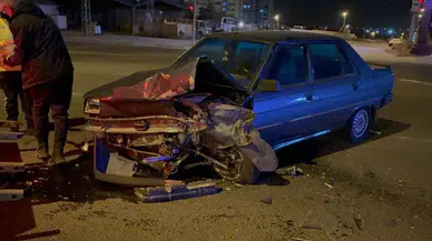 İki Otomobil Çarpıştı: Araç Karşı Şeride Uçtu