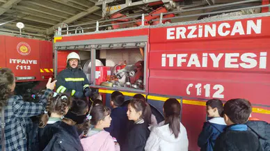 Erzincan Gazi İlkokulu Öğrencileri İtfaiyede! Eğlenerek Öğrendiler