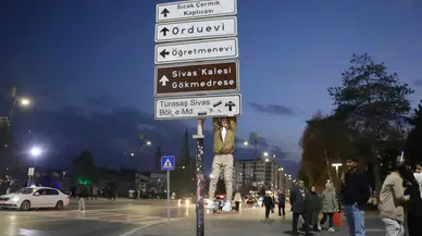 Tabelaya Asılmak Tartışma Yarattı: Sivas’ta Gençler İkiye Bölündü