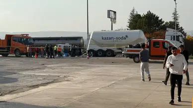 Aile Faciası: Otomobil Tıra Çarptı, 3 Can Gitti