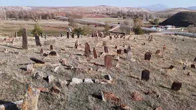 Sivas Karayün'de Esrarengiz Mezar Taşları