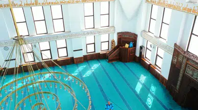 Huzur Kokan Hizmet: Camiler Gül Suyuyla Temizleniyor