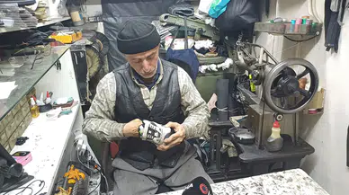 Eski Ayakkabıları Tamir Edip Yoksullara Umut Oluyor!