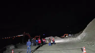 Demir Madeninde Göçük: : Toprak Kayması Kurtarmayı Engelledi