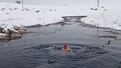 Kar Yağarken 13 Derece Tuzlu Suda Yüzdü: Görenler Şaşkına Döndü