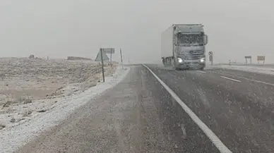 Sivas'ta Ulaşıma Kar Engeli! 50 Metreye Düştü