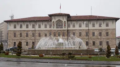 Sivas’ta Yağmur Karla Buluştu: Kent Merkezinde Kartpostallık Manzaralar