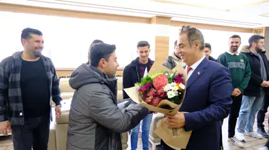 Gençlerden Rektöre Öğretmenler Günü Sürprizi