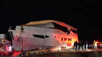 Karayolunda Dev Yat Sürprizi! Sürücüler Gözlerine İnanamadı