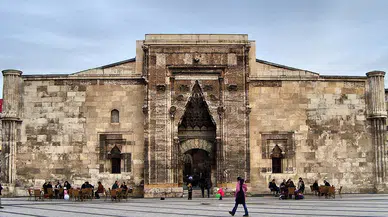 Sivas Buruciye Medresesi Nerede? Tarihi ve Özellikleri