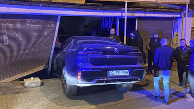 Sivas’ta Fren Yerine Gaza Bastı: Otomobil Markete Daldı!