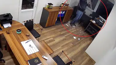 Kartonpiyere Bastı, Tavan Çöktü: O Anlar Kamerada!