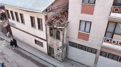 Sivas'ın Unutulmuş Hali: İki Yapı Arasındaki Metruk Evin Hikayesi