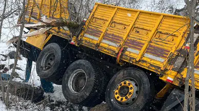 Tır Uçuruma Yuvarlandı: Sürücü Atlayarak Kurtuldu!