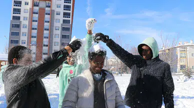 Afrikalı Öğrencilerin İlk Kar Heyecanı: Gözlerine İnanamadılar!