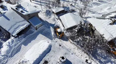 Devlete Yük Olmak İstemedİ: Muhtar Kapanan Köy Yollarını Kendi Açtı!