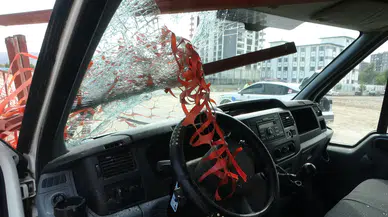 Korkunç Kaza: Minibüsün Camından Giren Demir Kafasına Saplandı