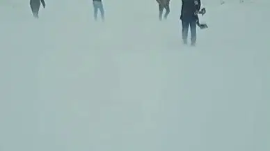 Köylüler 4,5 Kilometreyi Kar ve Tipide Yürüyerek Aştı