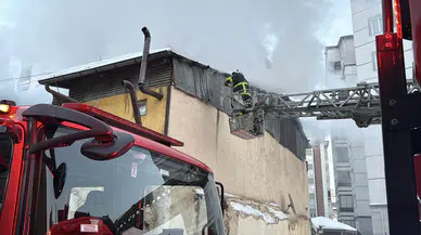 Sivas'ta Korkutan Çatı Yangını: İtfaiye Facianın Önüne Geçti!