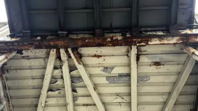 Korku Dolu Anlar: Köprüden Kopan Parçalar Arabayı Hurdaya Çevirdi