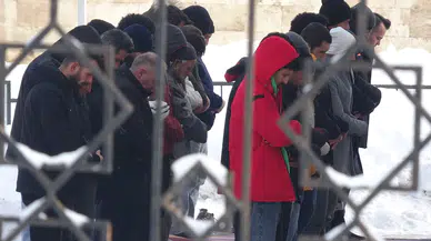 Sivas'ta Hayat Dondu Ama İbadet Durmadı! -10 Derecede Cuma Namazı