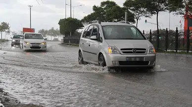 Sivas’ta Yoğun Kar Yağışı Sonrası Eriyen Karlar Su Birikintilerine Dönüştü