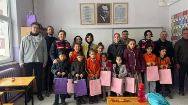 Jandarma'dan Minik Kalplere Dokunuş: Zara'da Karne Sevinci