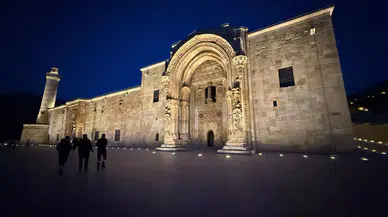 Divriği Ulu Camii’nden Geceye Estetik Dokunuş