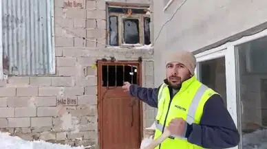 Kar ve Tipiden Kaçan Köpek Ahır Kapısına Sıkıştı