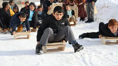 Sivas Valisi'nden Çocuklara Jest: Poşetle Değil Kızakla Kaydılar