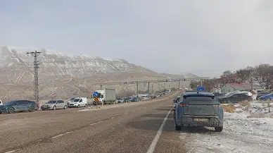 Sivas Gürün'de Yoğun Kar Yağışı: Kilometrelerce Kuyruk Oluştu