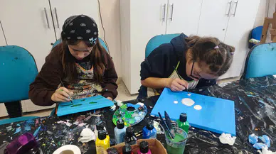 Gençlere Ücretsiz Sanat Eğitimi: Atölyeler Dolup Taşıyor