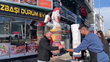 Sivaslı Döner Ustası Kar Yağışını Fırsata Çevirdi: Kardan Döner!