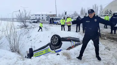Erzincan–Sivas Yolunda Polis Aracı Şarampole Yuvarlandı: 2 Yaralı
