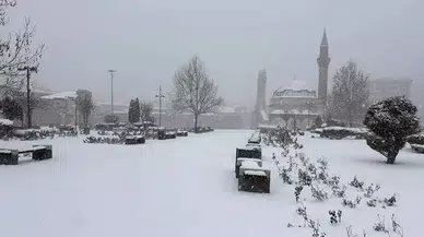 Sivas’ta Kar Yağışı Tarıma Can Veriyor: “Beyaz Örtü Altın Değerinde”