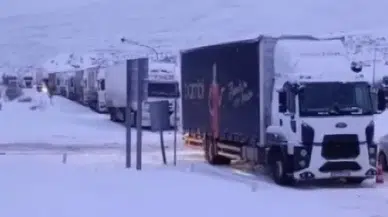 Kar Fırtınası Ulaşımı Vurdu: Sürücüler Yolda Kaldı!